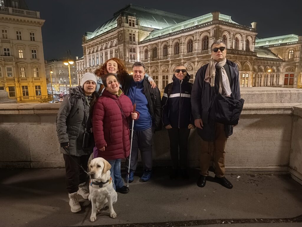 Il gruppo dell'edizione Dicembre 2024, in posa davanti all palazzo dell'Opera di Vienna