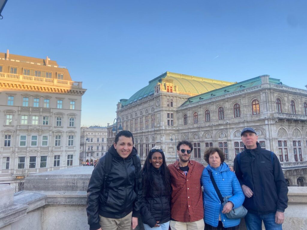 Il gruppo dell'edizione Aprile 2025, in posa davanti all palazzo dell'Opera di Vienna
